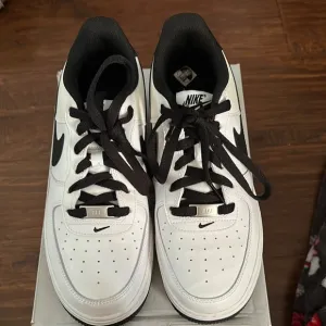 EUC Nike Air Force 1 White and Black Sneakers Youth Size 7