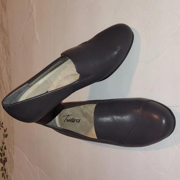 EUC Trotter Moment Gray Loafers Leather Uppers Narrow 6 1/2