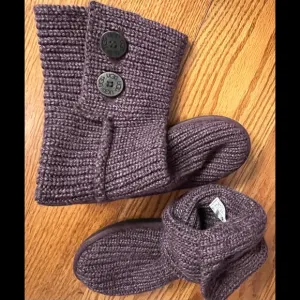 EUC UGG Two Button Knit Boots, Purple