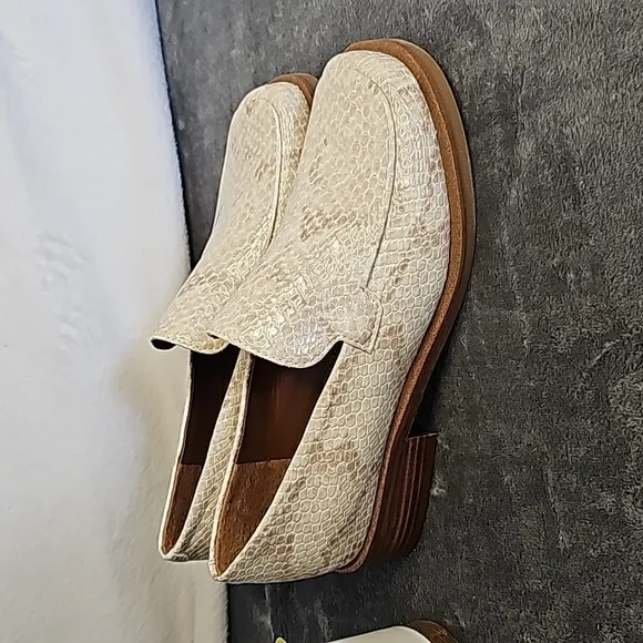 Franco Sarto Women’s Sandra cream and tan Flats Square Toe Mules Size 5.5