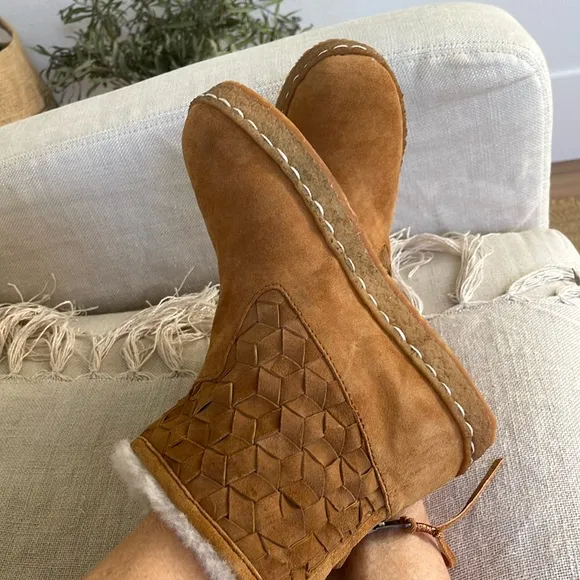Free people NWT Laidback London Ankle Shearling Suede Mustard Cozy Boho Boots 🙏