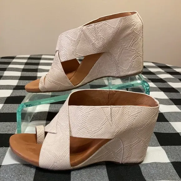 Gentle Souls Kenneth Cole Indigo Leather Wedge Sandals Shoes 8.5 Reptile Snakes