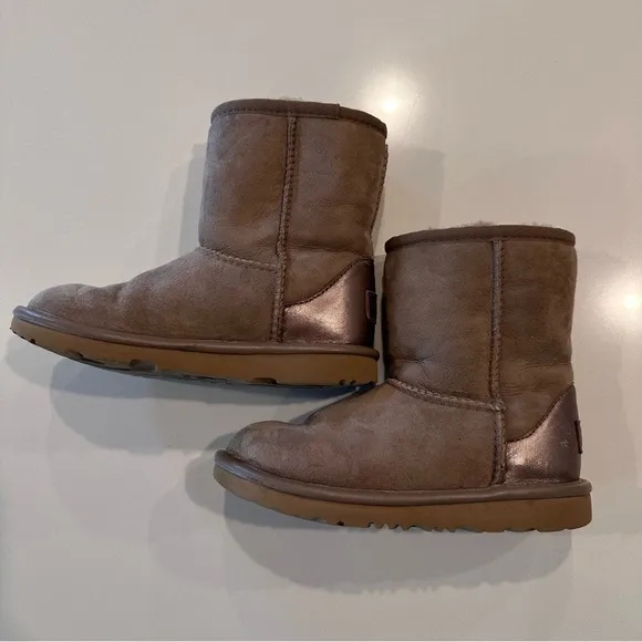 Girls UGG Classic Short‎ II Chestnut Boots Size 13
