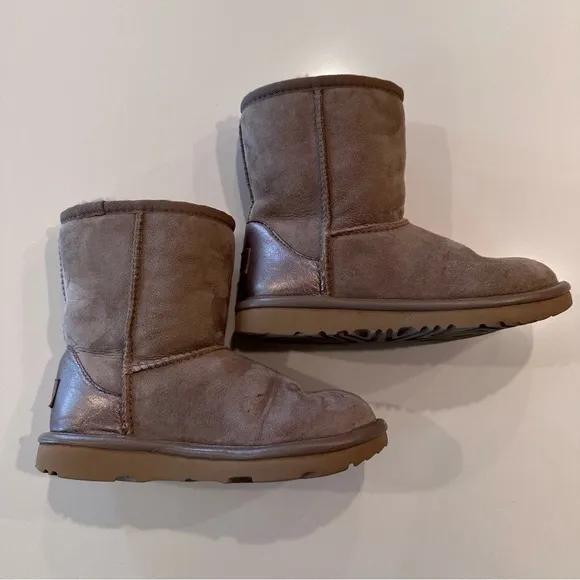 Girls UGG Classic Short‎ II Chestnut Boots Size 13