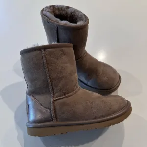 Girls UGG Classic Short‎ II Chestnut Boots Size 13