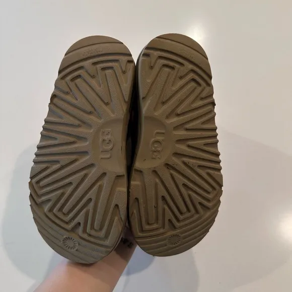 Girls UGG Classic Short‎ II Chestnut Boots Size 13