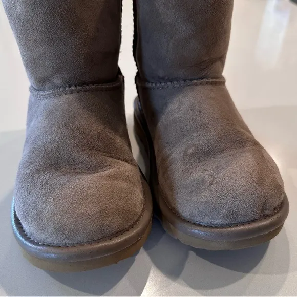 Girls UGG Classic Short‎ II Chestnut Boots Size 13