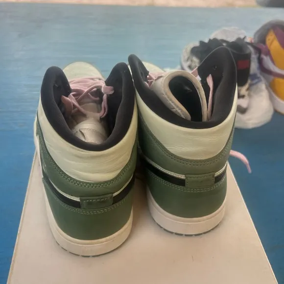 Green and White High-Top Sneakers Retro 1 Mid Dutch