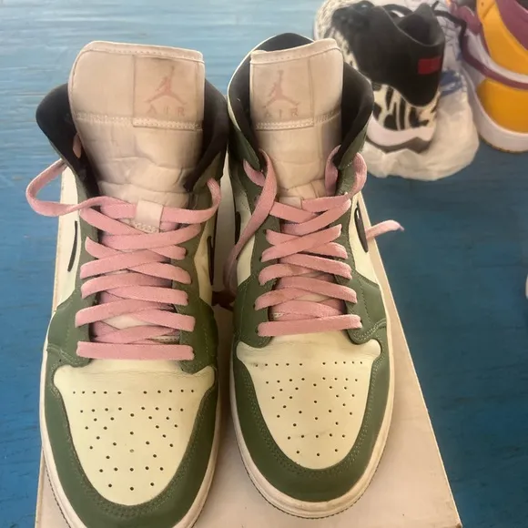 Green and White High-Top Sneakers Retro 1 Mid Dutch