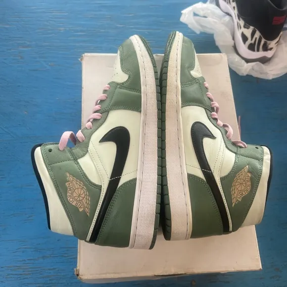 Green and White High-Top Sneakers Retro 1 Mid Dutch