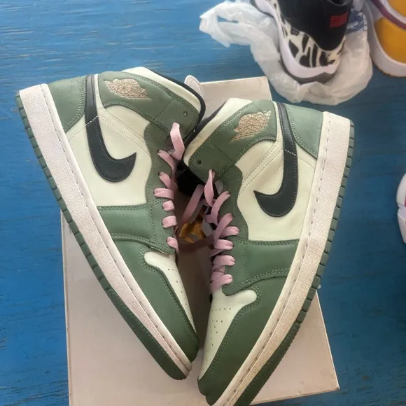 Green and White High-Top Sneakers Retro 1 Mid Dutch