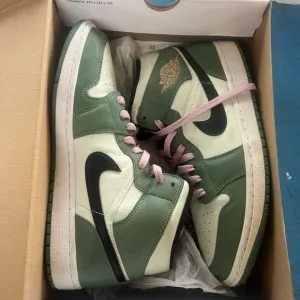Green and White High-Top Sneakers Retro 1 Mid Dutch