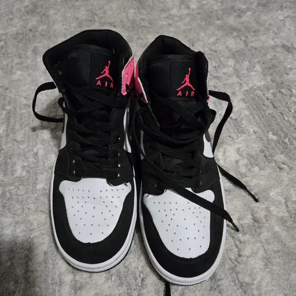 Jordan 1 retro “Valentine’s Day” sneakers