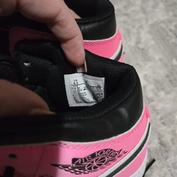 Jordan 1 retro “Valentine’s Day” sneakers