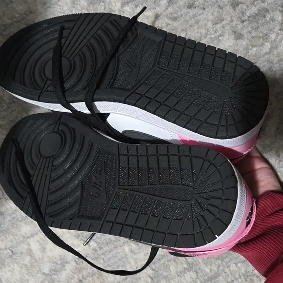Jordan 1 retro “Valentine’s Day” sneakers