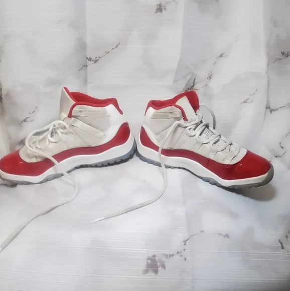 Jordan 11 Retro Cherry size 1Y