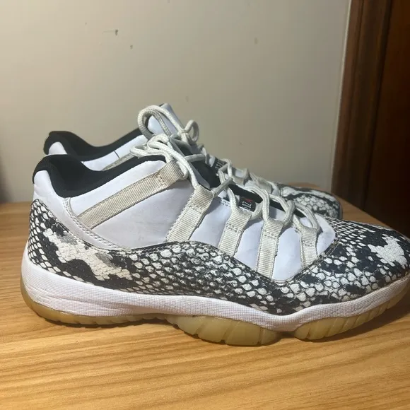 Jordan 11 Retro Light Bone Snakeskin size 11