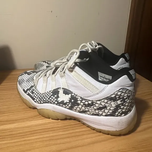 Jordan 11 Retro Light Bone Snakeskin size 11