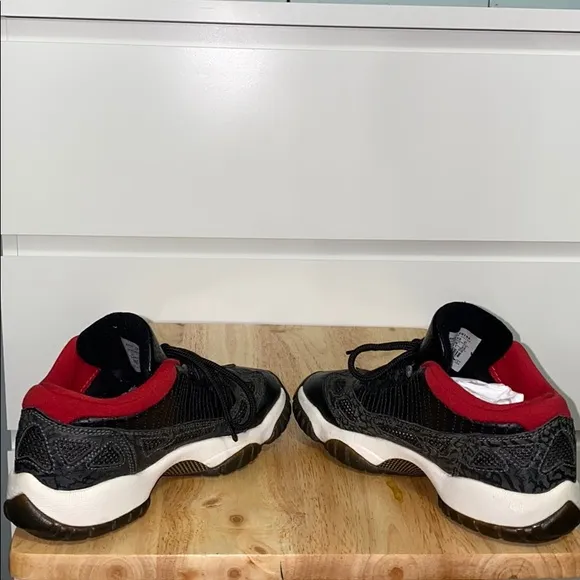 Jordan 11 Retro low Black Red White