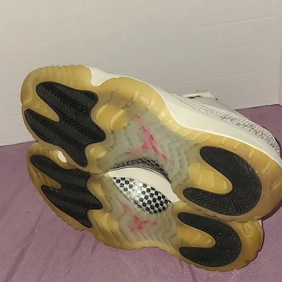 Jordan 11 Retro Low Light Bone Snakeskin  Men’s size Basketball Sneaker 8.5