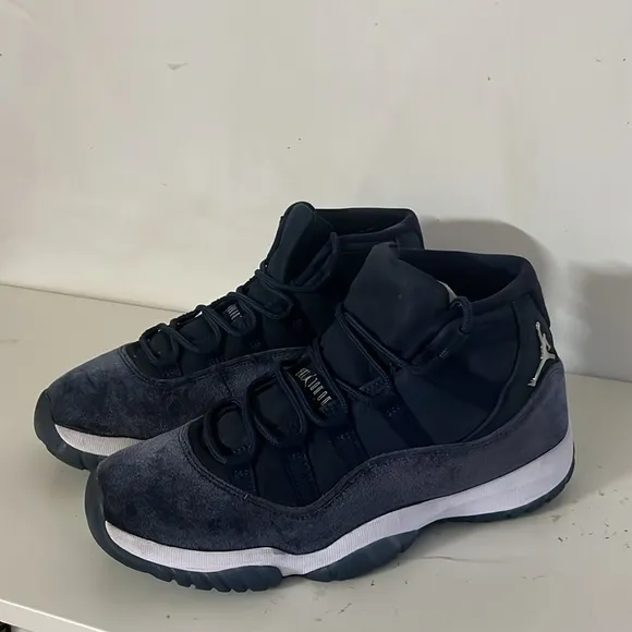 Jordan 11 Retro Midnight Navy Midnight Navy/MTLC Silver Sneakers Size 10.5 Men