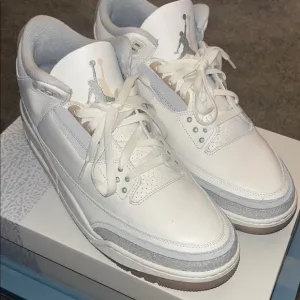 Jordan 3 craft White and Gray Sneakers lightly worn