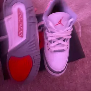 Jordan 3 Retro size 7 Woman’s