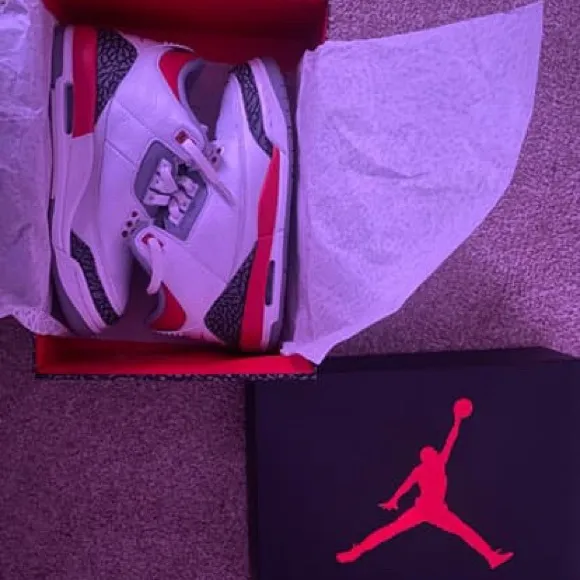 Jordan 3 Retro size 7 Woman’s