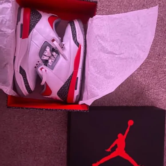 Jordan 3 Retro size 7 Woman’s