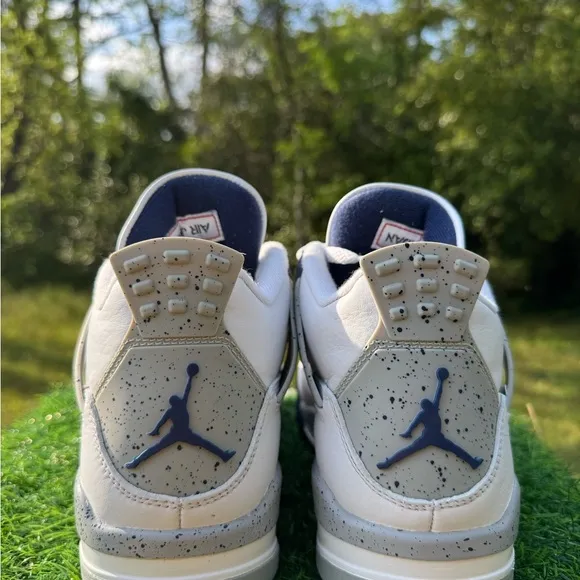 Jordan 4 Retro ‘Midnight Navy’ kicks.