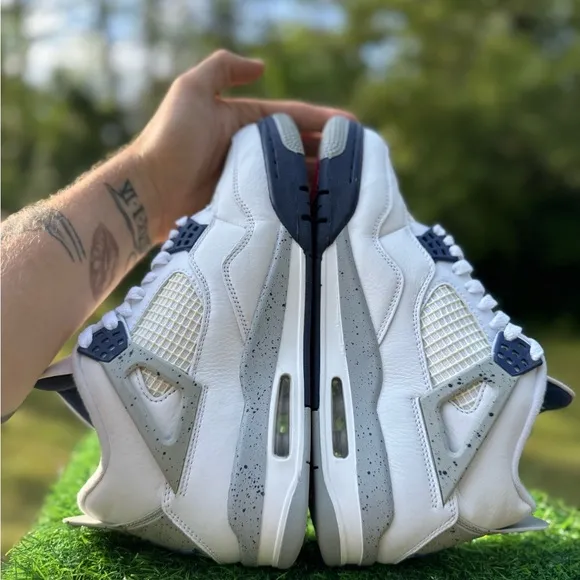 Jordan 4 Retro ‘Midnight Navy’ kicks.