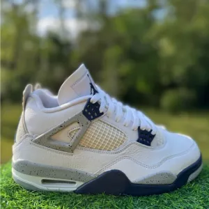 Jordan 4 Retro ‘Midnight Navy’ kicks.