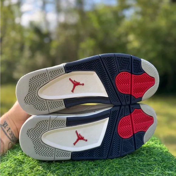 Jordan 4 Retro ‘Midnight Navy’ kicks.