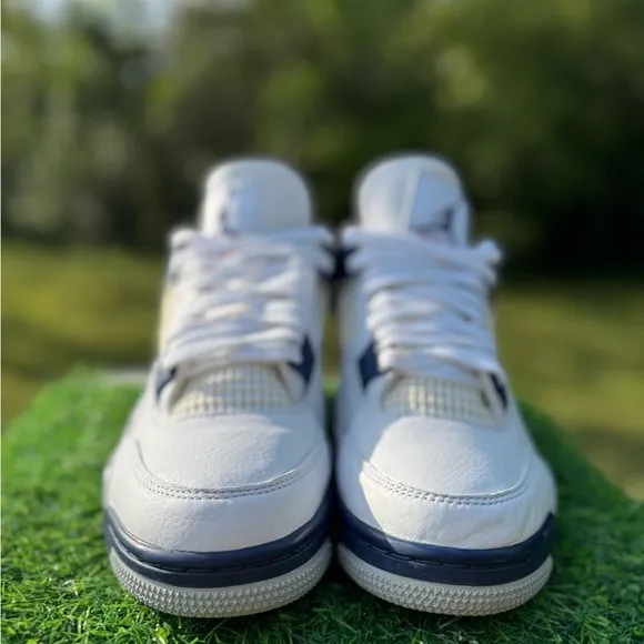 Jordan 4 Retro ‘Midnight Navy’ kicks.