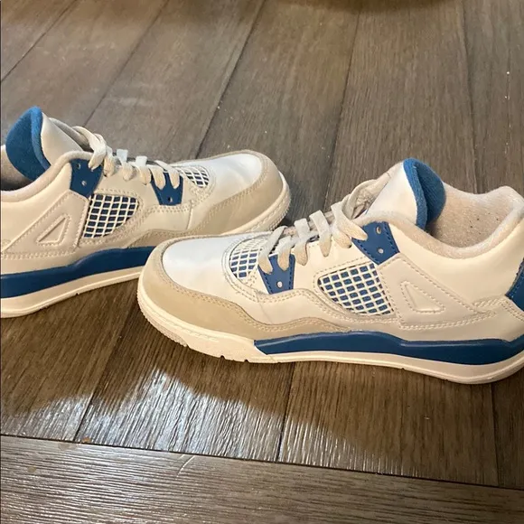 Jordan 4 Retro “Military Blue” sneakers