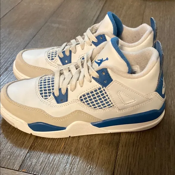 Jordan 4 Retro “Military Blue” sneakers