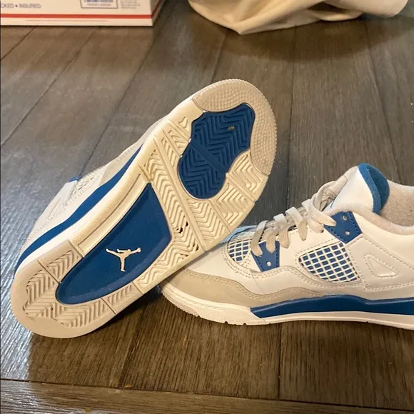 Jordan 4 Retro “Military Blue” sneakers