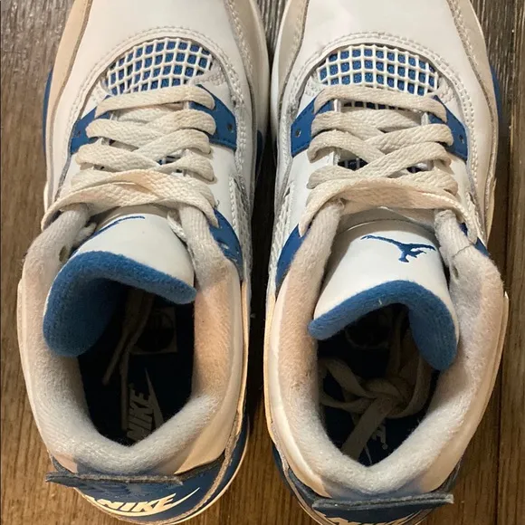 Jordan 4 Retro “Military Blue” sneakers