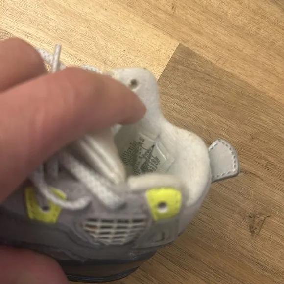 JORDAN 4 RETRO sneakers
