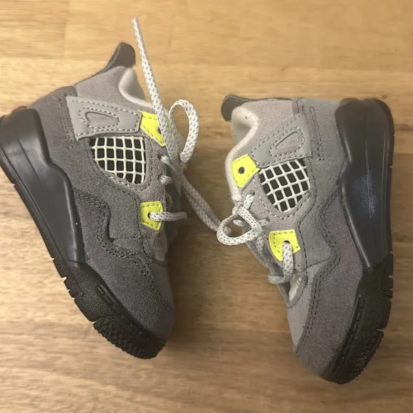 JORDAN 4 RETRO sneakers