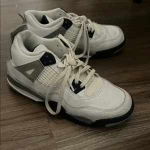 Jordan 4 size 3y