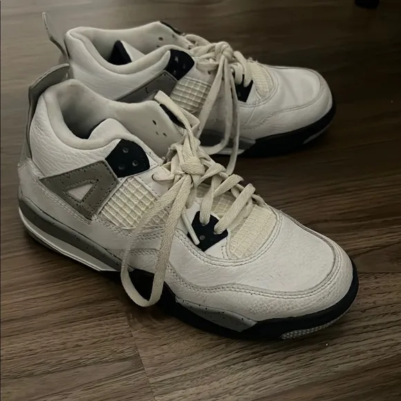 Jordan 4 size 3y