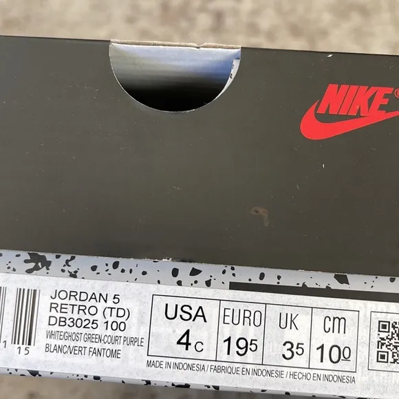 Jordan 5 retro sneakers little kids toddler size 4C. Comes with box.
