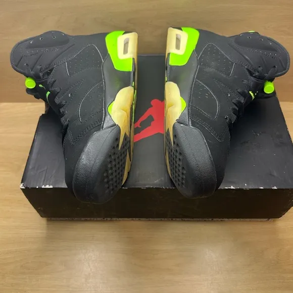 Jordan 6 Retro &quot;Electric Green&quot; Size 9.5 Men's VNDS