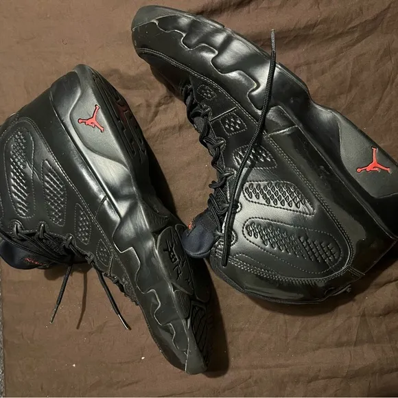 Jordan Black and Red High-Top Sneakers with Glossy Finish Retro 9 Bred Vintage
