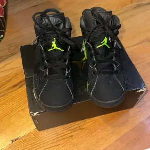 Jordan Kids - Jordan 6 Retro &quot;Electric Green&quot; sneakers SIZE 11C