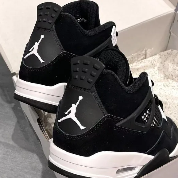 Jordan Mens Air Jordan 4 Retro White Thunder Sneakers