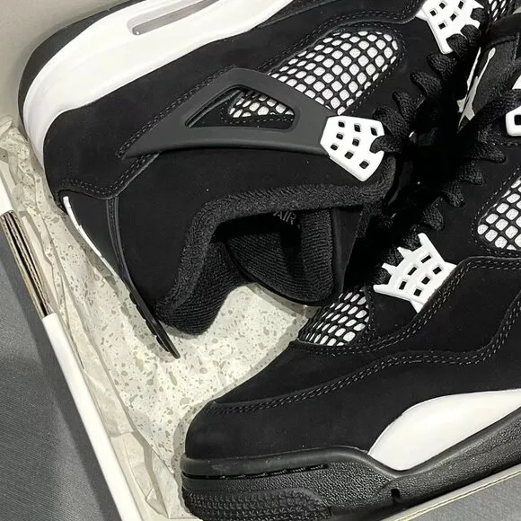 Jordan Mens Air Jordan 4 Retro White Thunder Sneakers