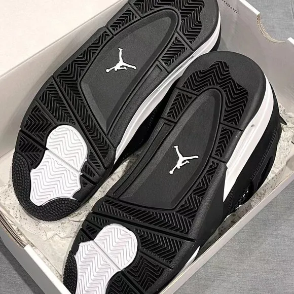 Jordan Mens Air Jordan 4 Retro White Thunder Sneakers