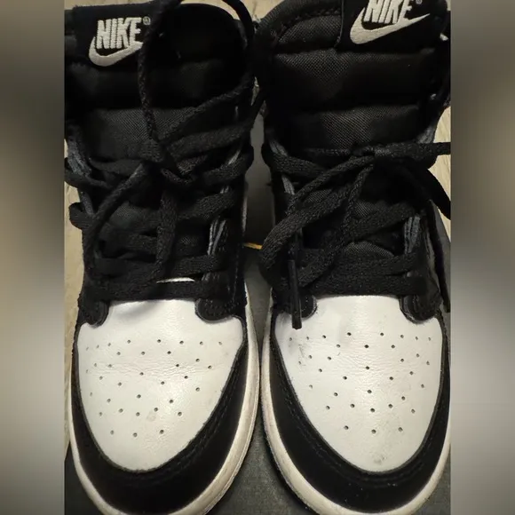 Jordan Retro 1 Black And White